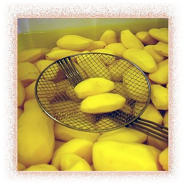 Die geschälten Kartoffeln werden gewaschen, in feine Scheiben geschnitten ...